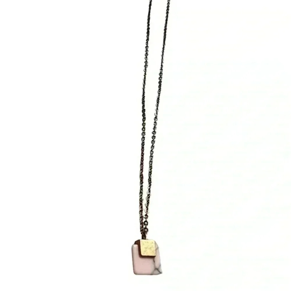 NWOT SIMPLE PINK AND GOLD MARBLE DESIGN DAINTY NECKLACE MATTE DISTRESSED METAL